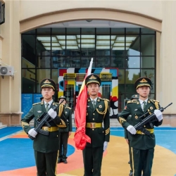 霸气! 照母山这家幼儿园升旗