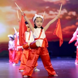 幼儿园的老师和孩子们美起来