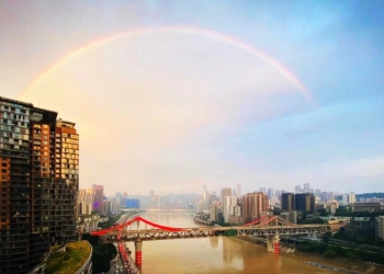 重庆的天，彩虹和晚霞在谈恋爱，美丽的风景有没有被你喜欢