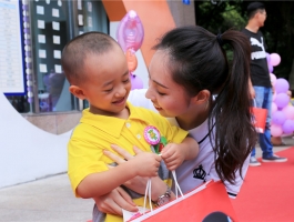 图说 | 幼儿园的美女老师和孩子们笑起来真好看