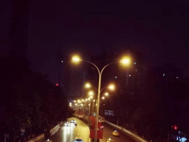 凌晨五点的街道：天气越来越冷了，你成了起床困难户了吗？