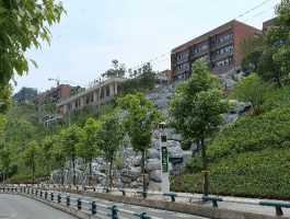 照母山恒福路再添一座假山景观